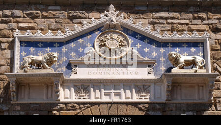 Medaillon mit dem Monogramm IHS zwischen zwei Löwen, Eingang zum Palazzo Vecchio, ein UNESCO-Weltkulturerbe in Florenz, Italien Stockfoto