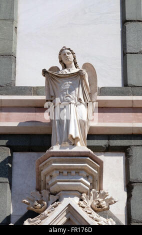 Engel mit Schleier von Veronica, Basilica di Santa Croce (Basilika des Heiligen Kreuzes) - berühmte Franziskaner-Kirche in Florenz, Italien Stockfoto