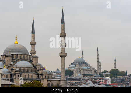 Neue Moschee und Süleymaniye-Moschee in Istanbul an einem bewölkten Tag Stockfoto