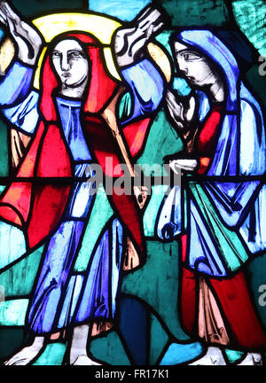 Heimsuchung, Elizabeth, Glasfenster in der Basilika St. Vitus in Ellwangen, Deutschland Stockfoto