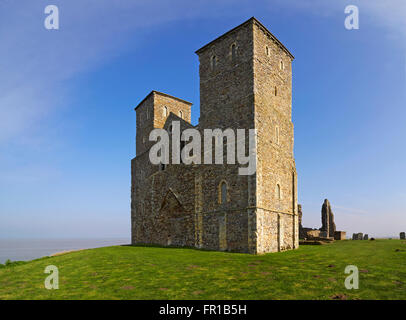 Reculver Türme von St. Marys Kirche neben der römischen Kastells an der Nordküste Kent Stockfoto