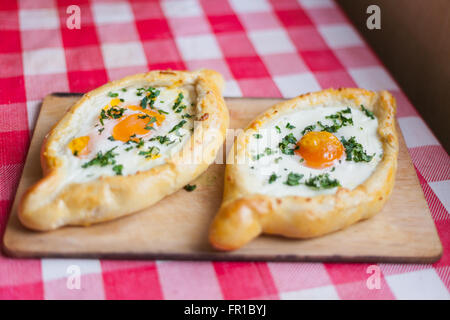 Zwei Stücke des georgischen Traditionsgericht Khachapuri auf ein Schneidebrett Stockfoto