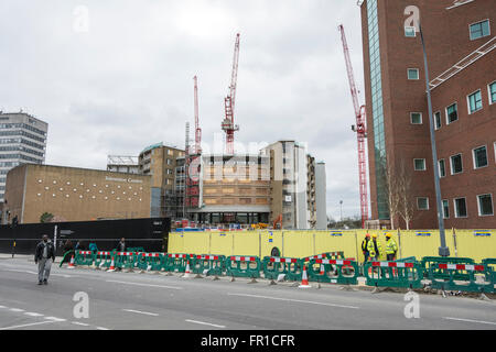 Bauarbeiten auf dem Gelände des ehemaligen Hauptquartiers des BBC Television Centre in White City in West London, England, Großbritannien Stockfoto