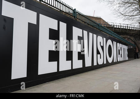 TV-Center Beschilderung auf dem Gelände des ehemaligen BBC Fernsehen Zentrum Hauptsitz in White City in West-London Stockfoto