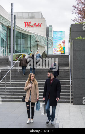 Paar Einkaufen im Westfield Shopping Center in Shepherd's Bush, Weiße Stadt, London, UK Stockfoto