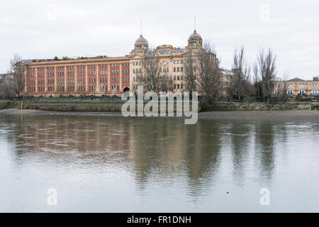 Harrods Depository umgewandelt in Luxus-Appartements, die Themse, Barnes, London, England, UK. Stockfoto