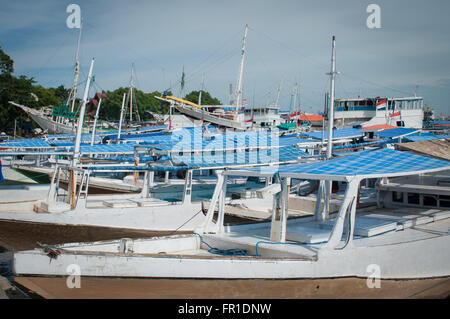 Boote am Paotere Hafen verankert. Der Paotere Hafen bekannt, wie eine alte port und eines Tourismus-Standort in Makassar. Stockfoto