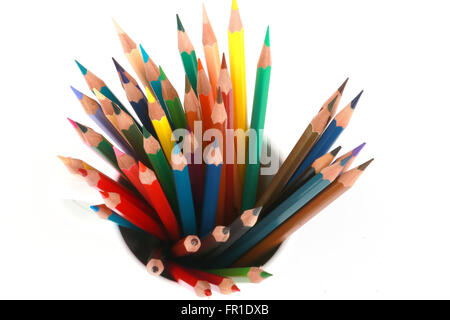Bunte Farbe Bleistift in Diagonale Linie auf weißem Hintergrund angeordnet Stockfoto