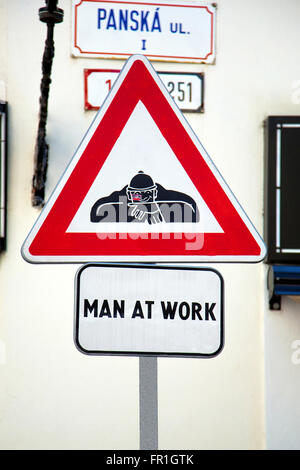 Zeichen-Mann bei der Arbeit in Bratislava, Slowakei Stockfoto