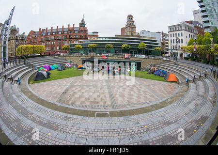 Obdachlose Camp im Zentrum von Manchester von einer Gruppe von Freiwilligen, die auf der Suche nach groben Schwellen eingerichtet. Stockfoto