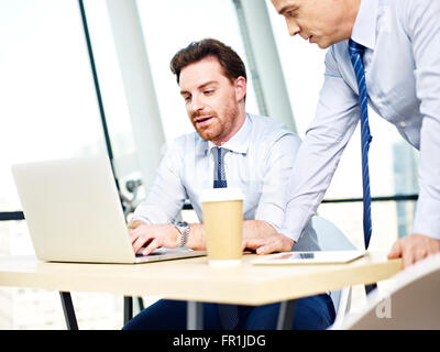 Corporate Menschen im Büro zusammenarbeiten. Stockfoto