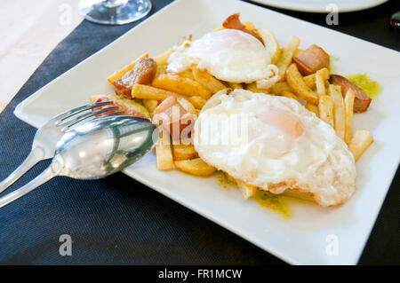 Spiegeleier mit Pommes Frites und Torreznos. Madrid, Spanien. Stockfoto