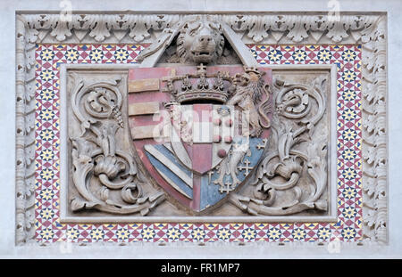 Wappen von prominenten Familien, die auf der Fassade, Portal der Cattedrale di Santa Maria del beigetragen Fiore, Florenz Stockfoto