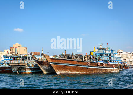 Traditionelle arabische Boote oder Dhaus angedockt am Dubai Creek, Dubai, Vereinigte Arabische Emirate, Naher Osten Stockfoto