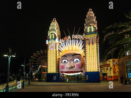 Luna Park Vergnügungspark Eingang in Sydney, Australien in der Nacht Stockfoto