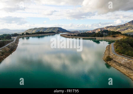 Künstlichen Stausee Embalse überlegene Tajo De La Encantada. El Chorro, Malaga, Spanien. Stockfoto