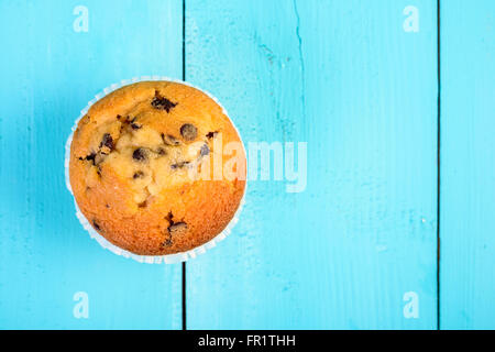 Hausgemachte Schokolade Chip Muffin auf blauer Tisch Stockfoto