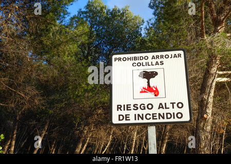 Spanische Warnzeichen für Waldbrände, werfen brennenden Zigaretten im Wald, hohes Risiko nicht her Feuer. Spanisch. Andalusien, Spanien Stockfoto