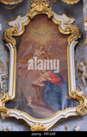 Verkündigung der Jungfrau Maria, Altar in der Kirche Maria Vesperbild in Ziemetshausen, Deutschland Stockfoto