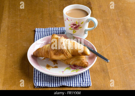 Croissants und Tee. Stockfoto