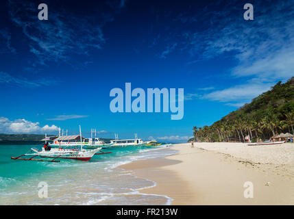 traditionelle philippinische asiatische Taxi Tour Fähren auf Puka beach in tropischen Boracay Philippinen Stockfoto