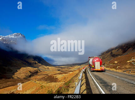 Flüssige Tanker-LKW auf der A82 durch Glencoe, schottischen Highlands, UK Stockfoto
