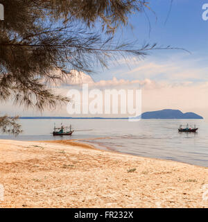 Bild der Angelboote/Fischerboote vor Anker in der Nähe des Strandes. Thailand. Stockfoto