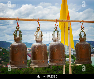 Bild der Tempelglocken oberhalb der Stadt Hua Hin, Thailand. Stockfoto