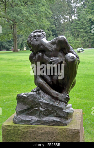 "Femme Accroupie" von Auguste Rodin im Skulpturengarten des Kröller-Müller Museum, Otterlo, Niederlande. Stockfoto