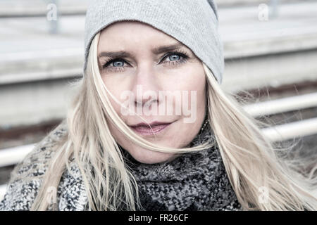 Porträt der blonden Frau am Bahnhof Blick in die Kamera Stockfoto