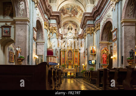 Barocke Interieur der Holy Trinity Church in Kazimierz, Krakau, Polen. Stockfoto