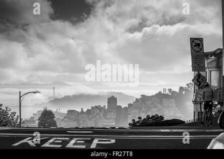 Anzeigen von Lombard Street auf dem Russian Hill, San Francisco, Kalifornien Stockfoto