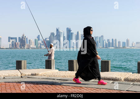 Blick entlang der Uferpromenade Corniche in Richtung moderne Bürotürme in West Bay Finanz- und Geschäftsviertel in Doha Katar Stockfoto