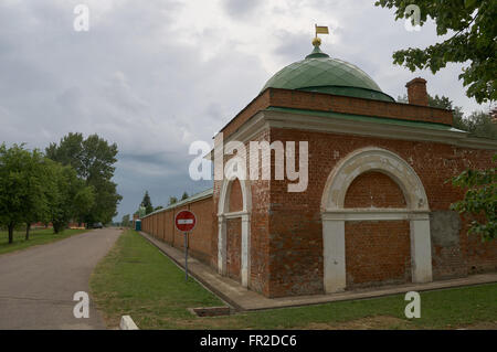 Ecke der Mauer des Klosters der Spaso-Borodinskiy Frauen in Borodino, Moscow Region, Russland. Stockfoto