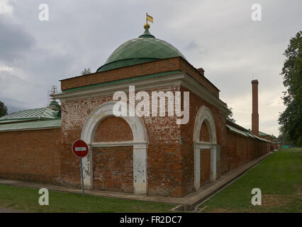 Ecke der Mauer des Klosters der Spaso-Borodinskiy Frauen in Borodino, Moscow Region, Russland. Stockfoto