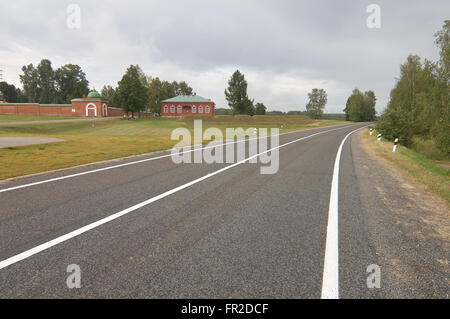 Straße in der Nähe von Spaso-Borodinskiy Frauenkloster in Borodino, Moscow Region, Russland. Stockfoto