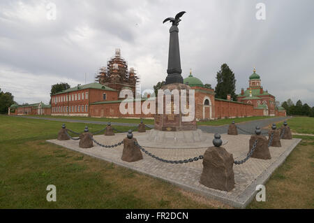 Denkmal in Schlacht von Borodino und Spaso-Borodinskiy Frauenkloster in Borodino, Moscow Region, Russland. Stockfoto