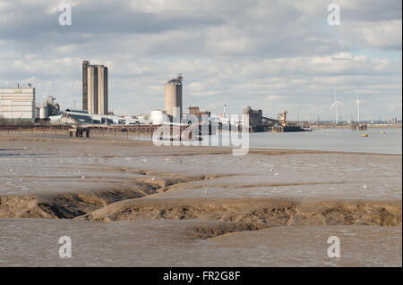 Smog und Rauch von Thames Becken funktioniert neben Fluss Erith Belvedere Kühlung Turm Fabrik verschmutzen Stockfoto