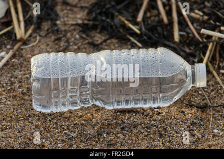 Kunststoff Watter Flasche am Strand Stockfoto