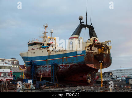 Boot in für Service im Hafen von Reykjavik Stockfoto