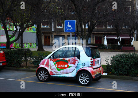 Kleine Volkswirtschaft Kleinwagen Stadtauto geparkt in Behindertenparkplatz in Straße, Portugalete, in der Nähe von Bilbao, Baskenland, Spanien Stockfoto