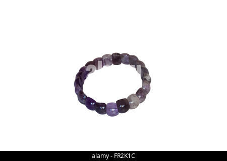 Armband aus Amethyst, Nelken. Isoliert auf weißem Hintergrund Stockfoto