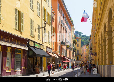 Nizza, Côte d ' Azur, Côte d ' Azur, Frankreich. Vieille Ville, der Altstadt.  Blick entlang der Rue De La Präfektur Stockfoto