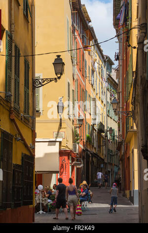 Nizza, Côte d ' Azur, Côte d ' Azur, Frankreich.  Vieille Ville, der Altstadt.  Typische Straßenszene. Stockfoto