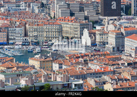 Marseille, Provence-Alpes-Côte d ' Azur, Frankreich.  Hohen Blick hinunter auf Vieux-Port, den alten Hafen und die Stadt. Stockfoto