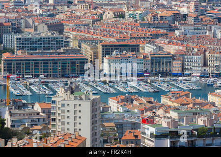 Marseille, Provence-Alpes-Côte d ' Azur, Frankreich.  Hohen Blick hinunter auf Vieux-Port, den alten Hafen und die Stadt. Stockfoto