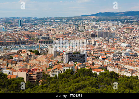 Marseille, Provence-Alpes-Côte d ' Azur, Frankreich.  Hohen Blick hinunter auf Vieux-Port, den alten Hafen und die Stadt. Stockfoto