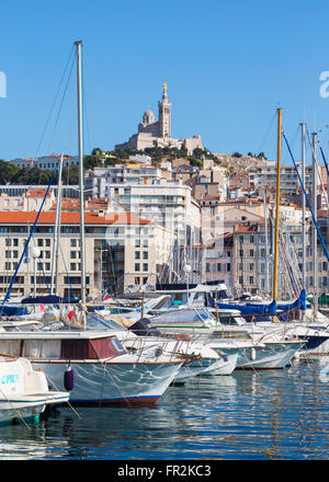 Marseille, Provence-Alpes-Côte d ' Azur, Frankreich.  Blick über Vieux-Port, den alten Hafen, Neo-byzantinischen Basilika aus dem 19. Jahrhundert Stockfoto