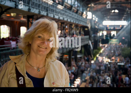 Frau mit Spaß in der Halle des Sonntag Fischmarkt (Fischmarkt), St. Pauli, Hamburg, Deutschland Stockfoto