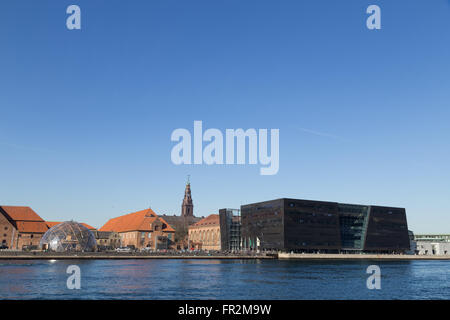 Kopenhagen, Dänemark - 16. März 2016: Waterfront Ansicht mit königlichen Bibliothek und mobilen Gewächshaus. Stockfoto